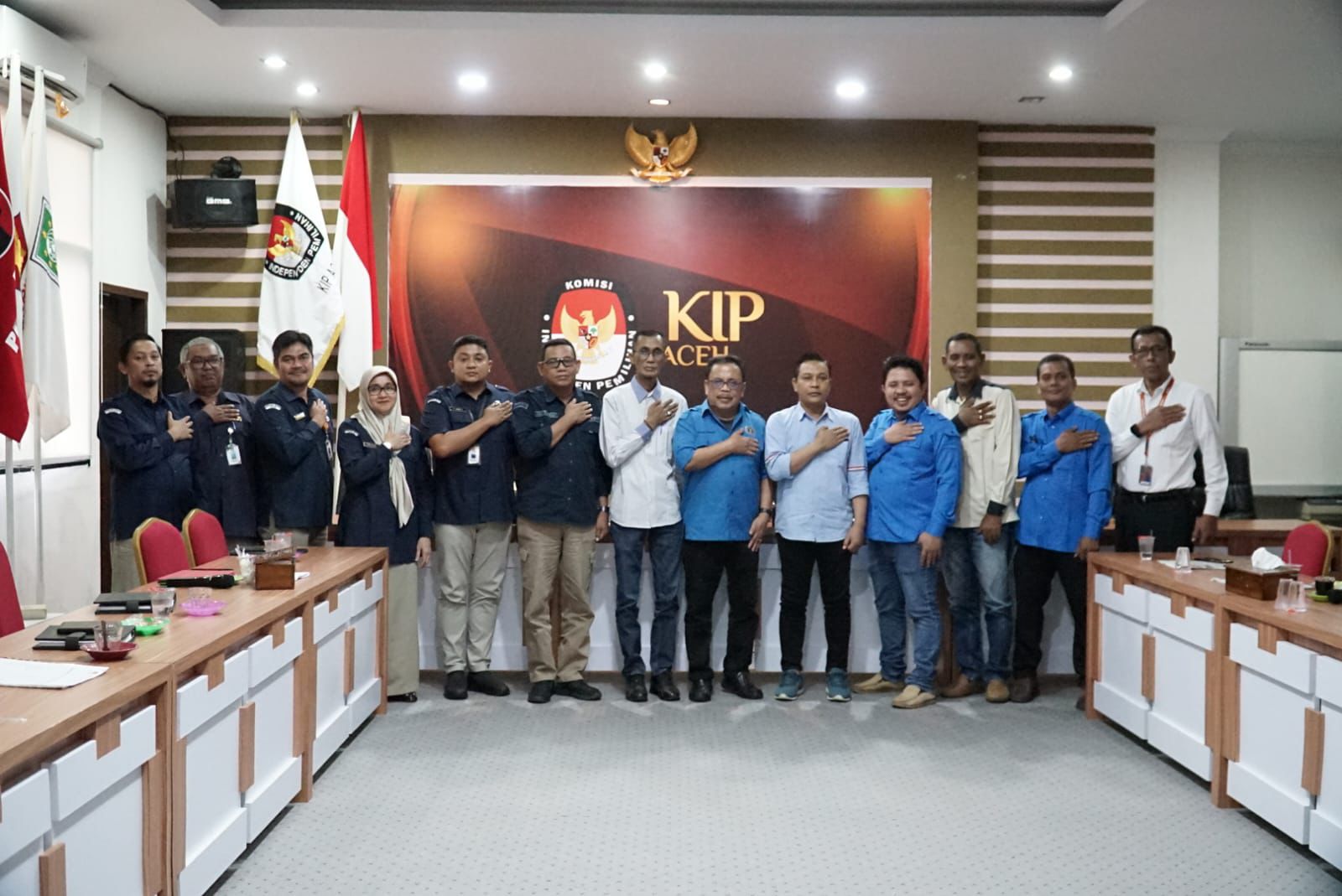 Pengurus PWI Aceh foto bersama dengan Komisioner dan para Kabag-Kasubbag Sekretariat KIP Aceh, Selasa, 28 Mei 2024. (Foto: PWI Aceh)