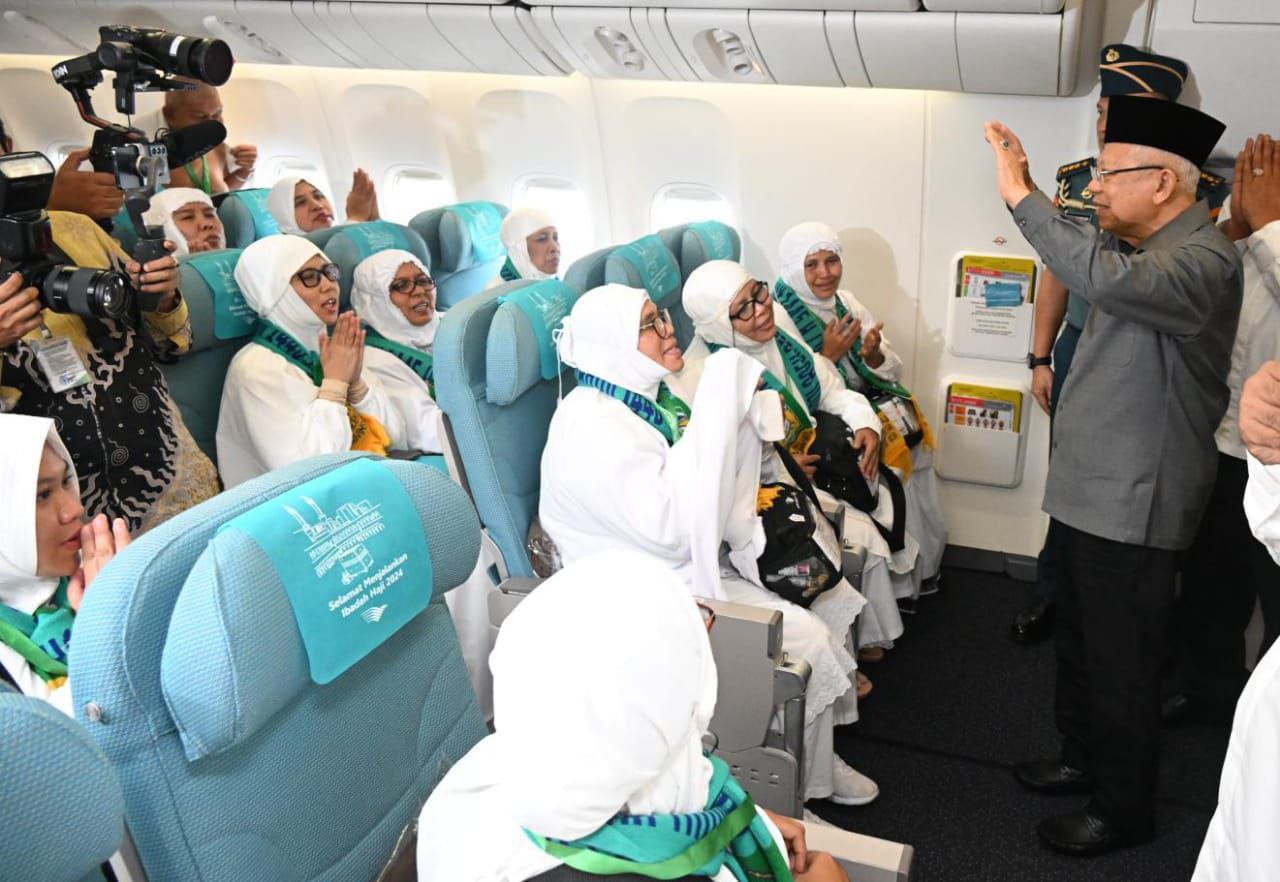 Wakil Presiden RI Ma'ruf Amin, melepaskan langsung keberangkatan calon jamaah haji Aceh kloter 1 di Bandara Internasional SIM Blang Bintang, Aceh Besar, Rabu sore (29/5). (Foto: For Infoaceh.net)