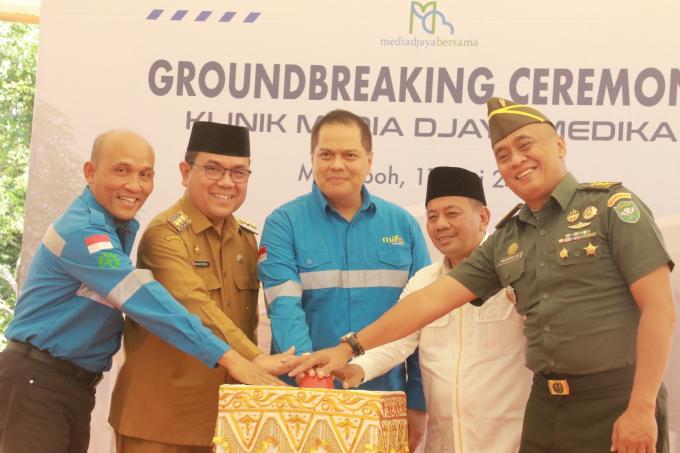 PT Media Djaya Bersama (MDB) melakukan groundbreaking atau peletakan batu pertama pembangunan klinik Kesehatan di Desa Gunong Kleng, Kecamatan Meureubo, Aceh Barat, Pada Selasa (11/6/2024). Foto: Istimewa