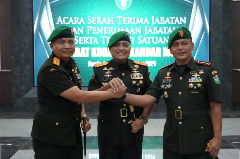 Pangdam IM Mayjen TNI Niko Fahrizal (tengah) memimpin sertijab Danrem 012/Teuku Umar dari Brigjen TNI Deni Gunawan (kiri) kepada Kolonel Inf Benny Rahadian (kanan) di Hall Lantai 2 Gedung Malahayati Makodam IM, Jum'at (27/9/2024). (Foto: Dok. Pendam IM)