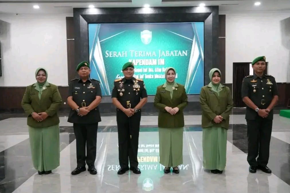 Pangdam IM Mayjen TNI Niko Fahrizal (tengah) memimpin sertijab Kapendam IM dari Kolonel Inf Alim Bahri (kiri) kepada Letkol Inf Teuku Mustafa Kamal (kanan) di Hall Lantai 2 Gedung Malahayati Makodam IM, Jum'at (27/9/2024). (Foto: Dok. Pendam IM)