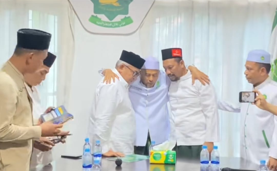 Ketua Umum DPP PAS Aceh Tu Bulqaini memeluk pasangan bakal calon gubernur dan wakil gubernur Aceh Bustami Hamzah-Fadhil Rahmi, sebelum didaftarkan ke KIP Aceh, Jum’at (13/9). (Foto: For Infoaceh.net)
