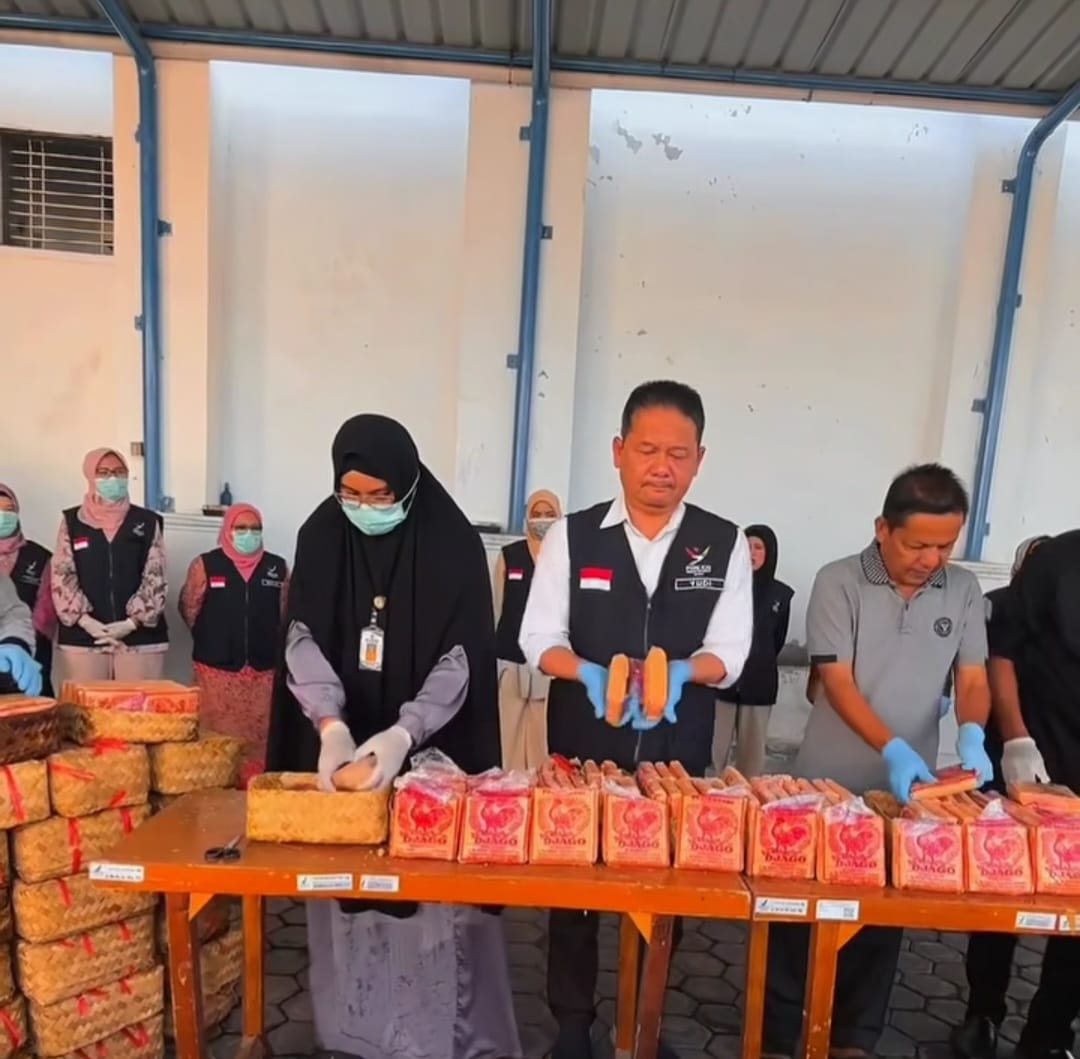 BPOM Aceh memusnahkan produk pangan yang mengandung bahan berbahaya berupa boraks, di halaman kantor BPOM Aceh