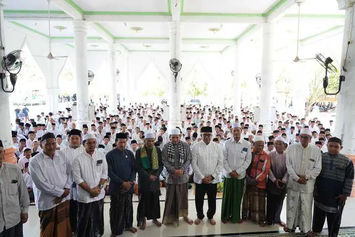 Cagub Aceh nomor urut 01 Bustami Hamzah didampingi Tu Bulqaini mengunjungi Dayah Serambi Aceh di Meunasah Rayeuk, Kecamatan Kaway XVI, Aceh Barat, Rabu siang (9/10).