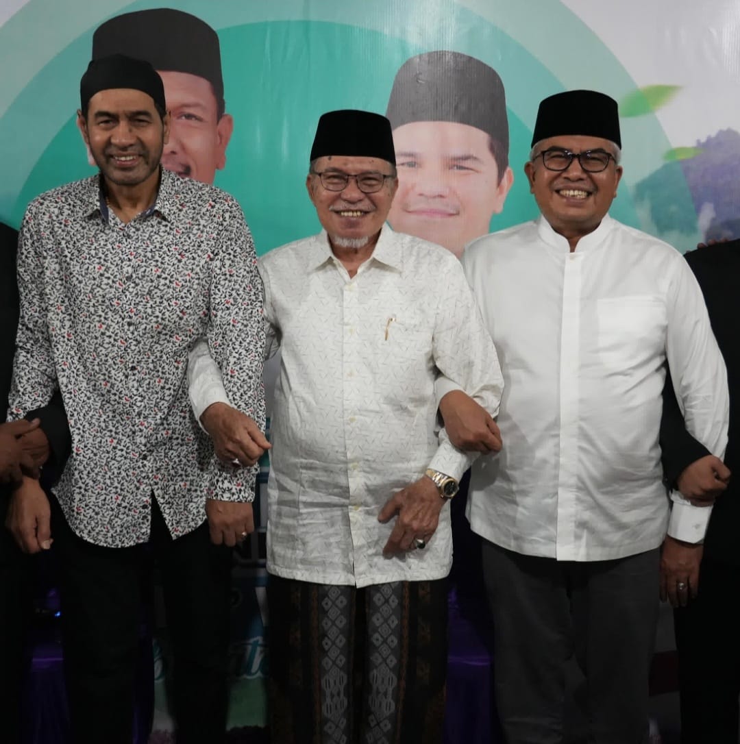 Ulama Kharismatik Aceh Abu Mudi menggandeng tangan calon gubernur Aceh Bustami Hamzah dan Muzakir Manaf (Mualem) pada peringatan Maulid Nabi dan syukuran di kediaman Anggota DPR RI H Ruslan M Daud, Bireuen, Ahad (13/10). (Foto: For Infoaceh.net)