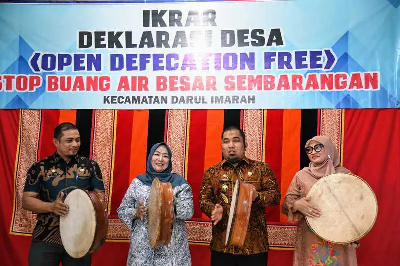 Pj Bupati Aceh Besar Muhammad Iswanto, Ketua Pj TP PKK Aceh Besar Cut Rezky Handayani, Kadinkes Aceh Besar Anita dan Camat Darul Imarah Muhammad Basir memukul rapai tanda Deklarasi Kecamatan Open Defecation Free (ODF) atau Kecamatan Stop Buang Air Besar Sembarangan (BABS) di UDKP Kecamatan Darul Imarah, Kamis (14/11). (FOTO/MC ACEH BESAR)