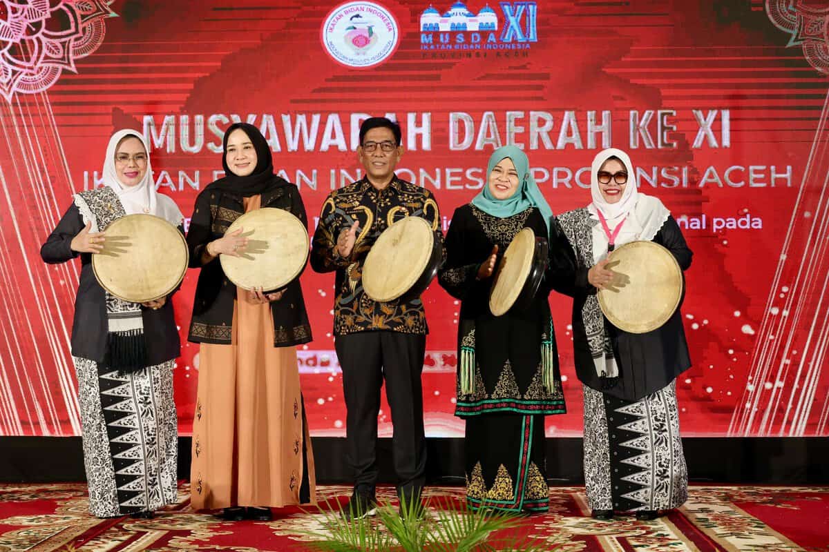 Plt Sekda Aceh Muhammad Diwarsyah atas nama Pj Gubernur Aceh membuka acara Musda XI Ikatan Bidan Indonesia (IBI) Provinsi Aceh, di Hotel Hermes Palace, Banda Aceh, Ahad (3/11)