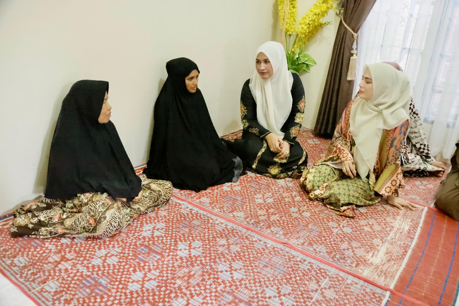 Istri Gubernur Aceh Marlina Usman mengunjungi rumah duka almarhum Hasfiani, sales mobil yang jasadnya dibuang di semak belukar Gunung Salak, Kecamatan Sawang, Aceh Utara. Marlina didampingi istri Wali Kota Lhokseumawe, Yulinda Sayuti, saat bertakziah ke kediaman almarhum di Desa Uteun Geulinggang, Kecamatan Dewantara, Aceh Utara, Selasa (18/3)
