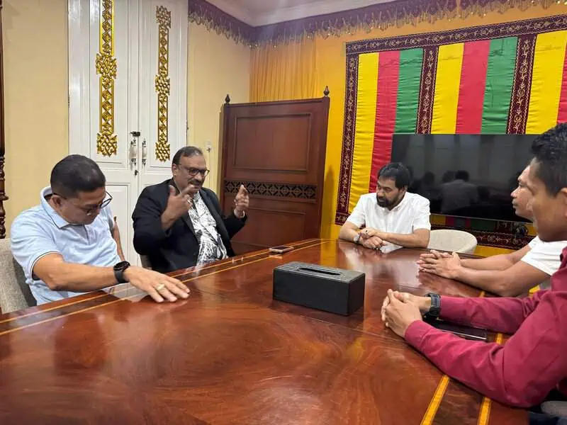 Gubernur Aceh Muzakir Manaf, melakukan pertemuan dengan investor asal Malaysia yang bergerak di bidang kesehatan, dr Fetrix, Sabtu (15/3) di Ruang Adat, Meuligoe Gubernur Aceh