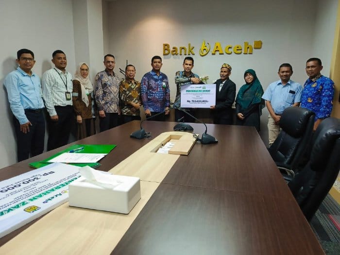 Bank Aceh Syariah menyerahkan zakat karyawan sebesar Rp700 juta kepada Baitul Mal Aceh (BMA)