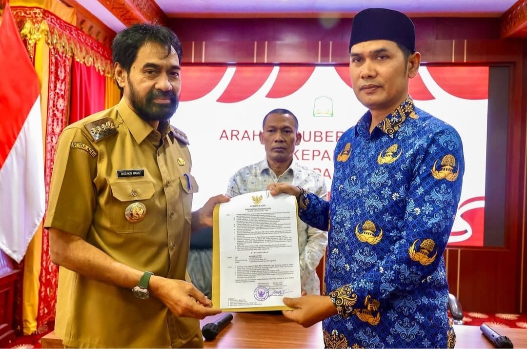 Gubernur Aceh Muzakir Manaf saat menyerahkan SK Plt Sekda Aceh kepada M Nasir, Senin (17/3/2025) di Pendopo Gubernur. (Foto: For Infoaceh.net)