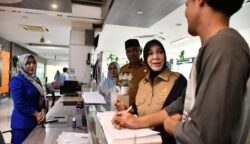 Wali Kota Banda Aceh Illiza Sa’aduddin Djamal mengecek langsung kehadiran Aparatur Sipil Negara (ASN) maupun Tenaga Non ASN pada hari pertama masuk kerja pascalibur lebaran, Selasa, 8 April 2025.