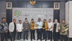 KIP Kota Sabang Jum'at malam (25/4) menyerahkan dokumen penetapan Wali Kota/Wakil Wali Kota terpilih ke DPRK Sabang
