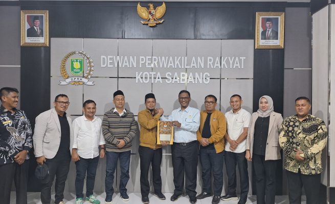 KIP Kota Sabang Jum'at malam (25/4) menyerahkan dokumen penetapan Wali Kota/Wakil Wali Kota terpilih ke DPRK Sabang