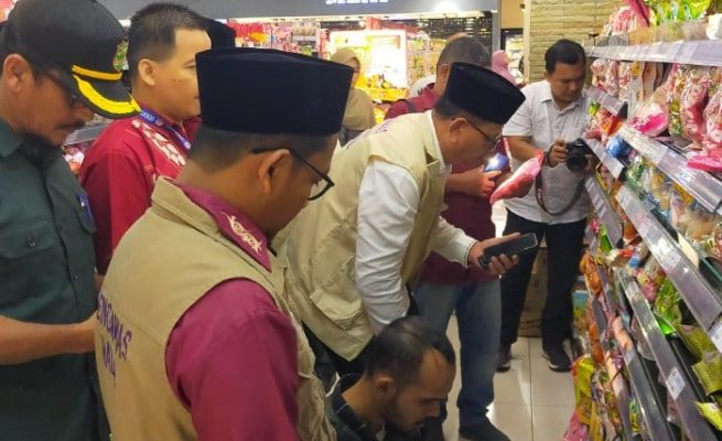 MPU Aceh melalui LPPOM menurunkan tim terpadu melakukan sidak lapangan ke sejumlah minimarket dan supermarket di Kota Banda Aceh dan Aceh Besar, Jum'at (25/4/2025)