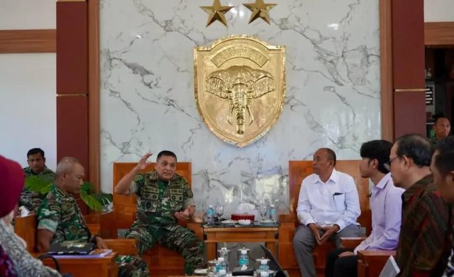 Pangdam IM Mayjen TNI Niko Fahrizal menerima audiensi para pelaksana pembangunan Batalyon Teritorial Pembangunan di Balee Sanggamara Makodam Iskandar Muda, Jum'at (25/4)