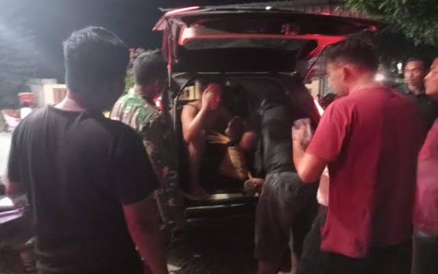 Seorang pengedar narkoba diamankan polisi usai baku tembak di halaman Masjid Al-Ikhlas, Gampong Keude Bagok, Kecamatan Nurussalam, Aceh Timur, pada Sabtu malam (26/4). (Foto: Dok. Polres Aceh Utara)