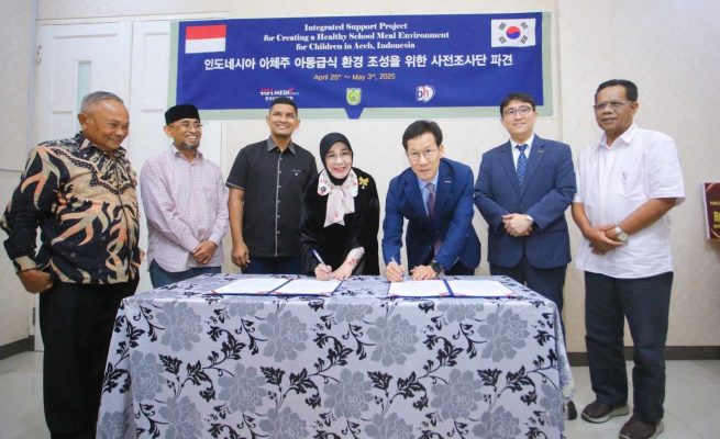 Penandatanganan MoU oleh Wali Kota Banda Aceh Illiza Sa’aduddin Djamal dan Wakil Direktur KAHP, Mr Hyun Seung Kim, di Pendopo Wali Kota Banda Aceh, Ahad (27/4). (Foto: For Infoaceh.net)