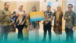 BSI Aceh menyerahkan hadiah Umrah kepada pemenang program migrasi dari BSI Mobile ke aplikasi Byond by BSI