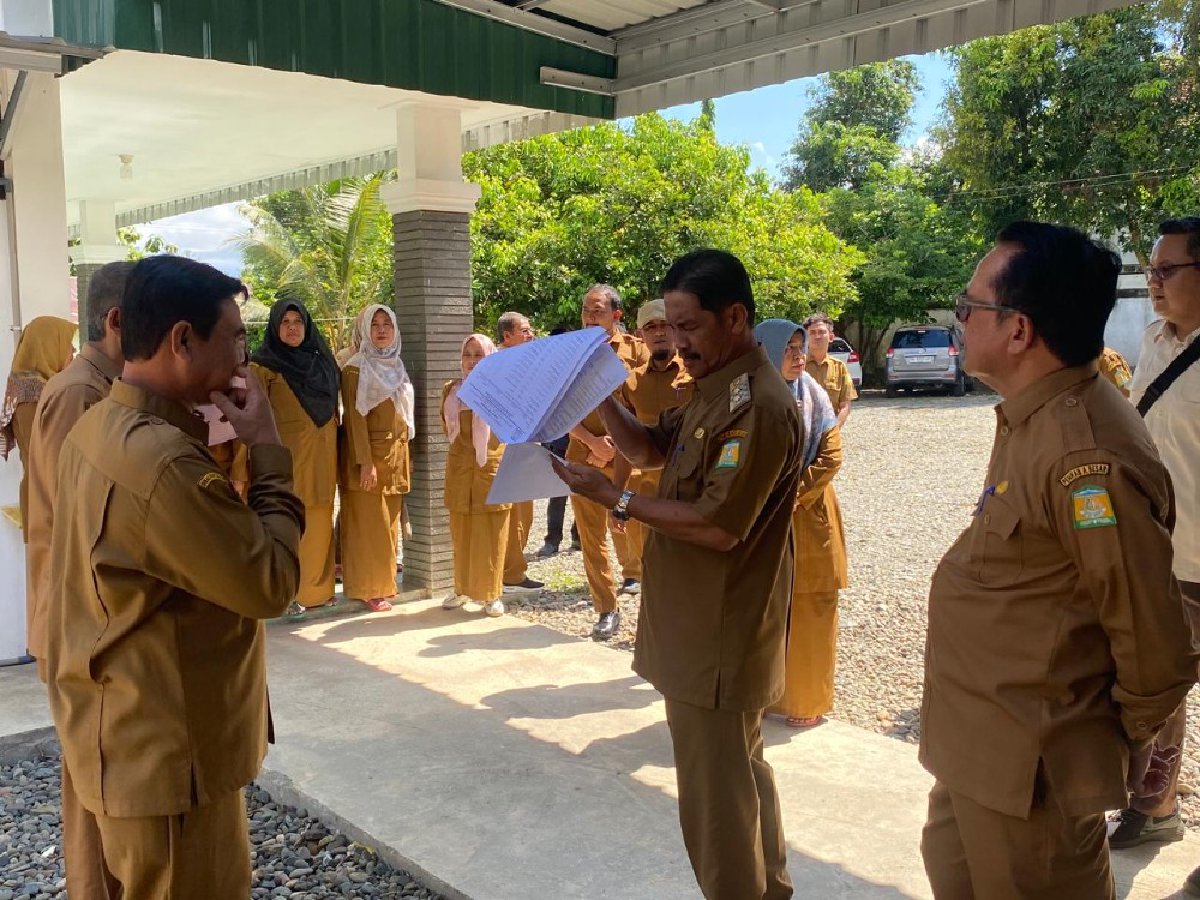 Wakil Bupati Aceh Besar Drs H Syukri melakukan silaturahmi ke sejumlah OPD pada hari pertama masuk kantor setelah libur Hari Raya Idul Fitri 1446 H, Selasa (8/4/2025). FOTO/ PROKOPIM PEMKAB ACEH BESAR