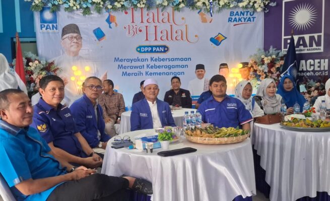 Ketua DPW PAN Aceh Ir Mawardi Ali bersama ppengurus sedang mengikuti halal bi halal di Rumoh PAN Aceh, Lueng Bata, Banda Aceh, Ahad (20/4/2025). (FOTO: DPW PAN ACEH)