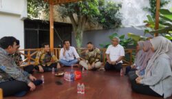 Wakil Gubernur Aceh Fadhlullah saat mendengar langsung keluh kesah mahasiswa Aceh di Malang, Jawa Timur, Senin, 21 April 2025. (Foto: Humas BPPA)