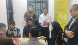 Satreskrim Polresta Banda Aceh menyerahkan 6 tersangka kasus penganiayaan yang berujung tewasnya seorang warga di Tibang, Kecamatan Syiah Kuala, Banda Aceh ke jaksa, Senin (21/4/2025). (Foto: Dok. Polresta Banda Aceh)