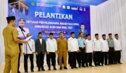 Plt Sekda Aceh M. Nasir Syamaun melantik Petugas Penyelenggara Ibadah Haji (PPIH) Embarkasi Aceh Tahun 2025, di Asrama Haji Embarkasi Aceh, Selasa (22/4/2025). (Foto: For Infoaceh.net)