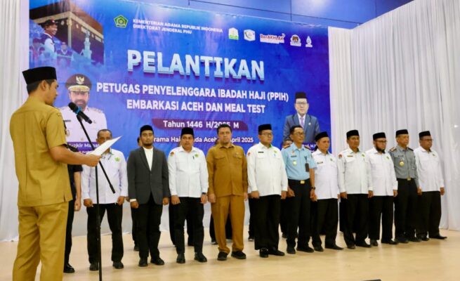 Plt Sekda Aceh M. Nasir Syamaun melantik Petugas Penyelenggara Ibadah Haji (PPIH) Embarkasi Aceh Tahun 2025, di Asrama Haji Embarkasi Aceh, Selasa (22/4/2025). (Foto: For Infoaceh.net)