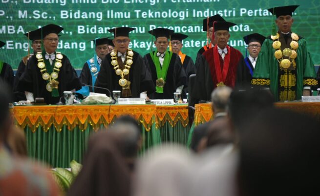 Pengukuhan lima Guru Besar USK pada sidang terbuka akademik Universitas Syiah Kuala, Darussalam, Selasa (22/4/2025). (Foto: For Infoaceh.net)