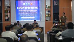 Plt Sekda Aceh M Nasir Syamaun membuka Rakor Penyusunan Program Kegiatan Pembinaan dan Pengawasan Qanun Syariat Islam dan Penerapan Ingub Nomor 1 Tahun 2025 dengan Kasatpol PP-WH Kabupaten/Kota di lantai III di Gedung Rapat Satpol PP-WH Aceh, Senin (21/4)