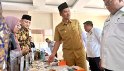 Plt Sekda Aceh, M Nasir Syamaun bersama Kakanwil Kemenag Aceh Azhari menguji konsumsi jamaah haji dalam penerbangan pergi dan kembali ke tanah air, di Asrama Haji Embarkasi Aceh, Selasa (22/4/2025). (Foto: For Infoaceh.net)