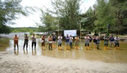 PT PLN Unit Induk Distribusi Aceh melalui program TJSL menanam sebanyak 20.000 pohon mangrove tesebar di Kabupaten Aceh Jaya. (Foto: Dok. PLN Aceh)
