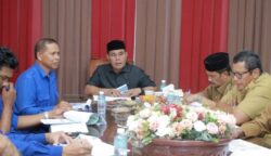Bupati Aceh Besar Muharram Idris memanggil jajaran Direksi PDAM Tirta Mountala, di Ruang Rapat Gedung Dekranasda Gampong Gani, Kecamatan Ingin Jaya, Selasa (22/4). (Foto: For Infoaceh.net)