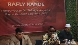Mantan Anggota DPR RI asal Aceh Rafly Kande menggelar konferensi pers untuk mengumumkan mundur dari anggota Partai Keadilan Sejahtera (PKS), Rabu (23/4). (Foto: For Infoaceh.net)