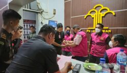 Kejari Aceh Timur menetapkan dua orang tersangka dalam kasus dugaan korupsi pembangunan Gudang Arsip UPTD Aceh Timur Tahun 2022. (Foto: Dok. Kejari Aceh Timur)