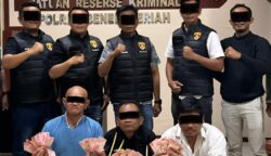 Tiga pria berinisial A, AYZN dan KH diamankan atas dugaan pemerasan Kepala desa di sebuah warung kopi kawasan Pante Raya, Kecamatan Wih Pesam, Bener Meriah, Rabu (23/4/2025). (Foto: Dok. Polres Bener Meriah)