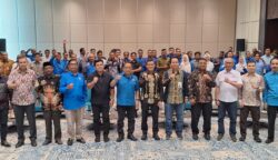 Wagub Aceh, Fadhlullah foto bersama dengan peserta dan tamu undangan acara Simposium Ekonomi: Kolaborasi PWI-BSI Mendukung UMKM Aceh di Lantai 8 Gedung Landmark BSI Aceh, Kamis, 24 April 2025. (Foto: Dok. PWI Aceh)