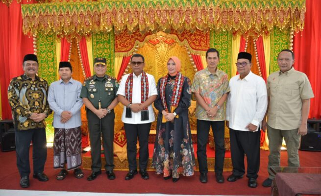 Plt Sekda Aceh M Nasir Syamaun dan Pangdam Iskandar Muda Mayjen TNI Niko Fahrizal menyambut kedatangan Kajati Aceh yang baru, Yudi Triadi, di Bandara Internasional SIM, Kamis (24/4/2025)(Foto: For Infoaceh.net)