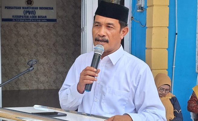 Wakil Bupati Aceh Besar Drs Syukri A Jalil, menyampaikan sambutannya pada acara silaturrahmi yang digelar di Kantor PWI Aceh Besar, Kota Jantho, Jum'at (25/4/2025)