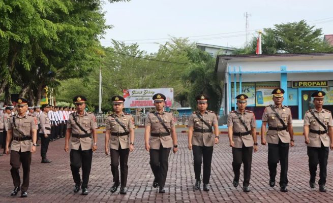 Polres Aceh Barat menggelar upacara pelantikan dan serah terima jabatan lima pejabat utama pada Jum'at (25/4/2025) di Lapangan Apel Polres Aceh Barat