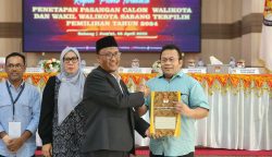 Ketua KIP Kota Sabang Akmal Said menyerahkan berkas penetapan wali kota terpilih kepada Zulkifli H Adam, Jum'at (25/4). (Foto: Infoaceh.net/AndiArmi)