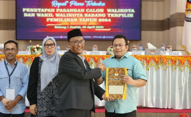 Ketua KIP Kota Sabang Akmal Said menyerahkan berkas penetapan wali kota terpilih kepada Zulkifli H Adam, Jum'at (25/4). (Foto: Infoaceh.net/AndiArmi)