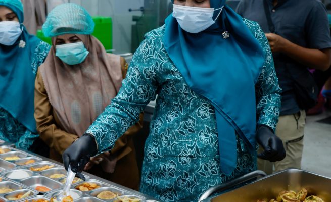 Ketua Tim Penggerak PKK Aceh, Marlina Usman mengunjungi lokasi Satuan Pelayanan Pemenuhan Gizi (SPPG) atau dapur Makan Bergizi Gratis (MBG) di Gampong Lambhuk, Banda Aceh, Senin (28/4/2025)