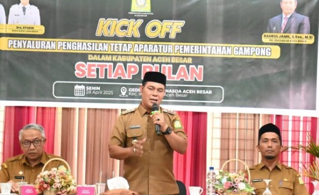 Bupati Aceh Besar Muharram Idris menyampaikan sambutan dalam acara Penyaluran Gaji Perbulan Secara Simbolis Kepada Keuchik Aceh Besar di Gedung Dekranasda, Gampong Gani, Kecamatan Ingin Jaya, Aceh Besar, Senin (28/4/2025)