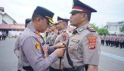 Kapolres Lhokseumawe AKBP Ahzan memimpin sertijab Kabag Ops, Kasat Lantas dan Kasat Binmas di Lapangan Satya Haprabu Polres Lhokseumawe, Senin (28/4)