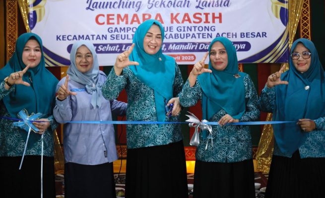 Ketua PKK Aceh Marlina Usman bersama Ketua Dharma Wanita Persatuan Aceh Malahayati dan Ketua PKK Aceh Besar Rita Maya Sari menggunting pita tanda dimulainya Sekolah Lansia Cemara Kasih, di Gampong Alue Gintong Kecamatan Seulimuem, Selasa sore (29/4)