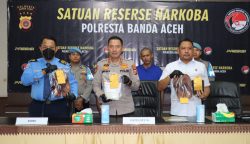 Kapolresta Banda Aceh Kombes Joko didampingi Kasat Resnarkoba AKP Rajabul Asra dan Vovo Kristanto PGS Airport Security Departement Head Bandara SIM saat konferensi pers di Polresta Banda Aceh, Rabu (30/4). (Foto: Dok. Polresta Banda Aceh)