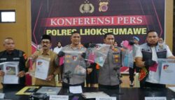 Kapolres Lhokseumawe AKBP Ahzan didampingi Wakapolres Lhokseumawe Kompol Salmidin memberikan keterangan pengungkapan prostitusi online di Gedung Serbaguna Wirasatya Polres Lhokseumawe, Senin pagi (5/5). (Foto: Dok. Polres Lhokseumawe)