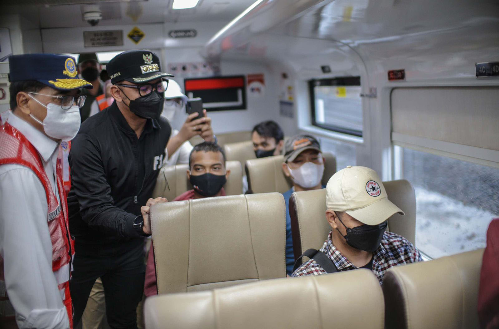 Menhub Budi Karya Sumadi dan Wali Kota Bogor Bima Arya saat menginspeksi uji coba KA Bogor-Sukabumi, Minggu (03/04/2022). (Foto: Humas Pemkot Bogor)